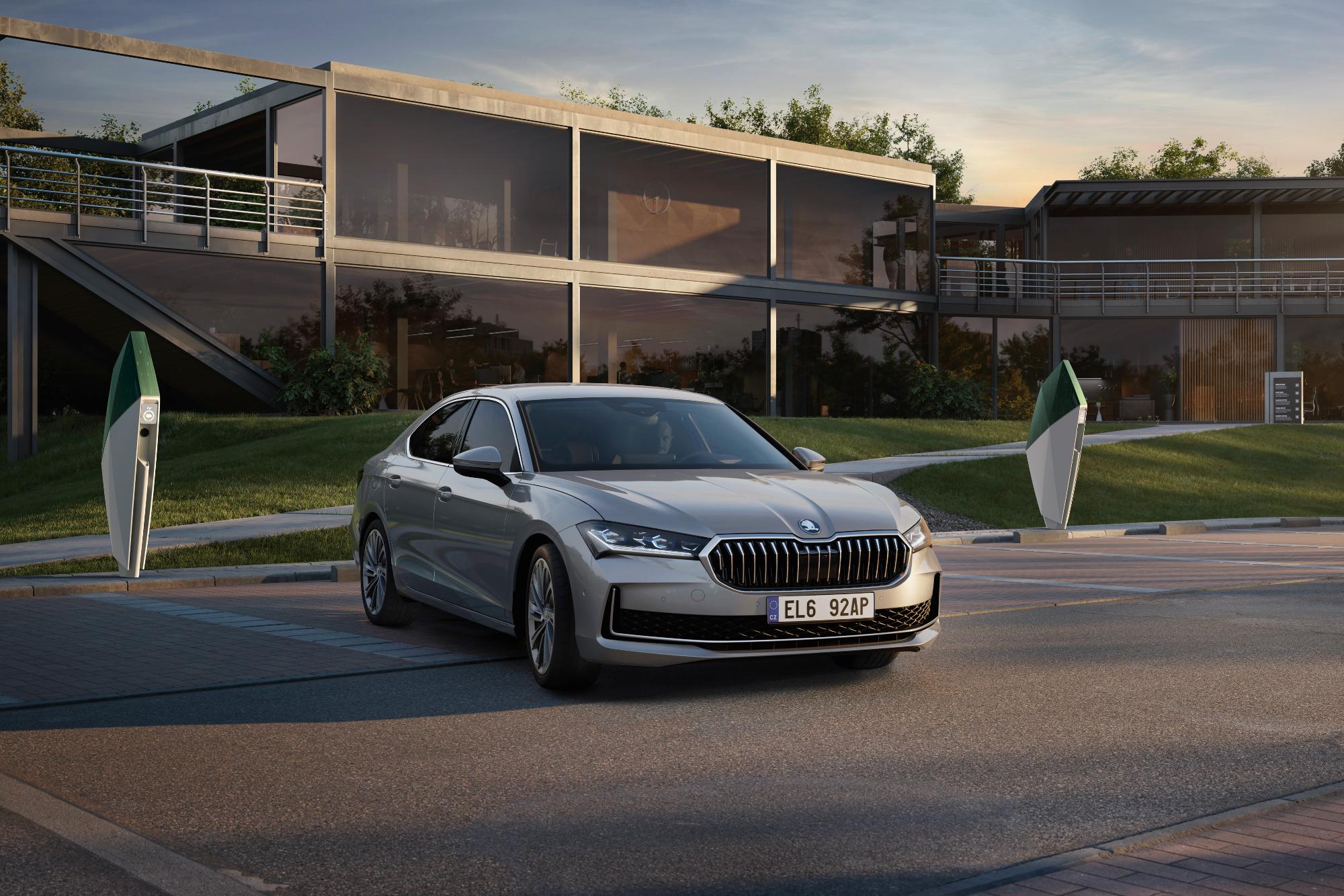 Σύντομα διαθέσιμο το νέο PHEV Skoda Superb Hatch